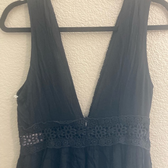 Black low V shape on front and back. - Picture 6 of 6